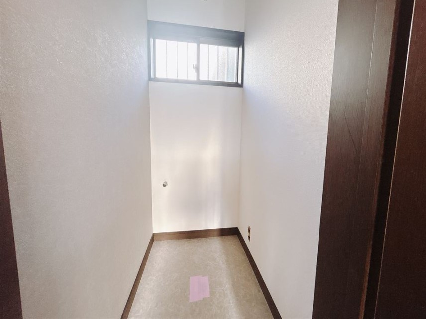 トイレの壁紙と床を張り替えました。これから新しい便器を設置します♪  ※リフォーム中