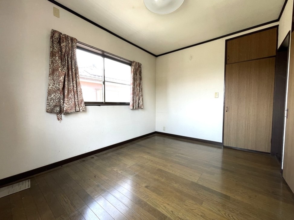 *. 2階洋室 .*  全室収納付きなので、お部屋が散らかりにくく広々と過ごすことができます＾＾