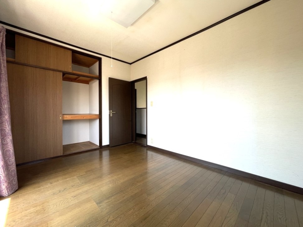 *. 2階洋室 .*  納付きなので、お部屋が散らかりにくく広々と過ごすことができます＾＾