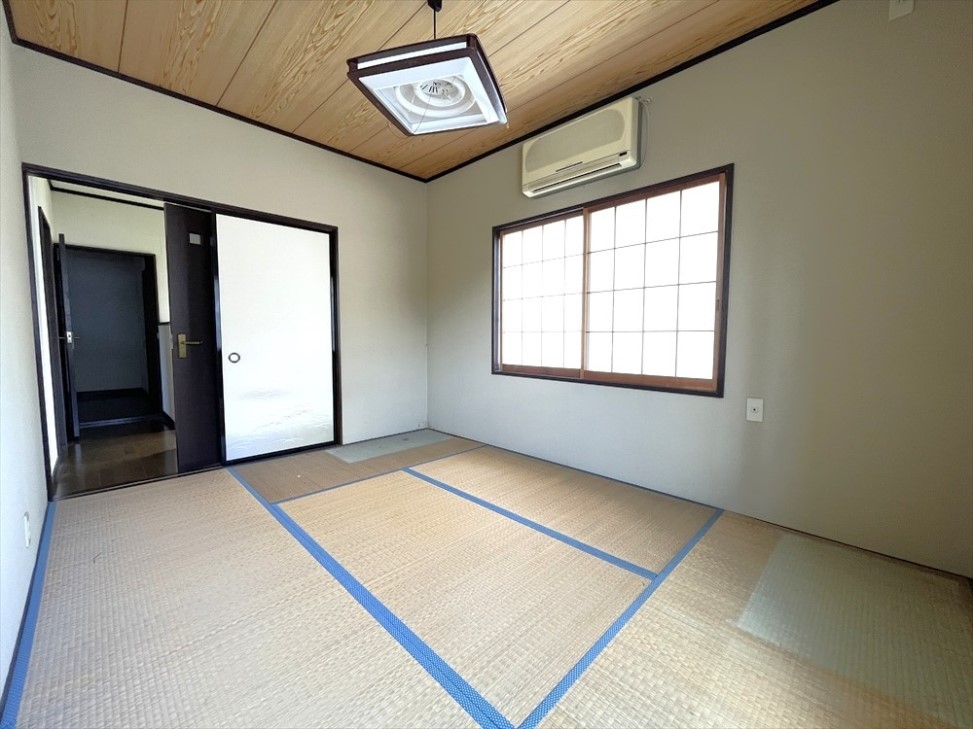 *. 2階和室 .*  和室の押入れには、予備の布団や枕、座布団などをすっきり収納することができます。