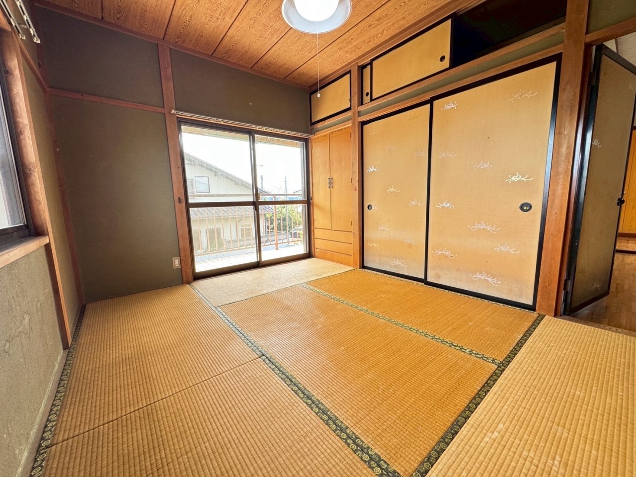 *. 2階和室 .*　和室の押入れには、予備の布団や枕、座布団などをすっきり収納することができます。