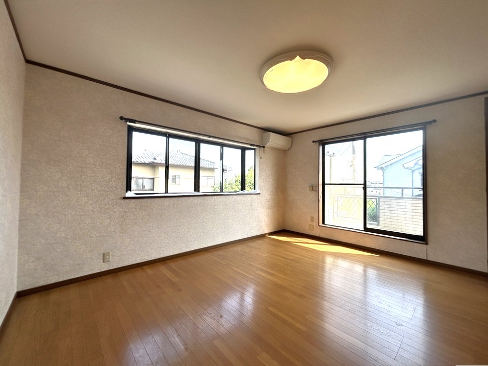 *. 2階洋室 .*　※リフォーム前写真   明るい洋室はお子様のお部屋にピッタリです♪