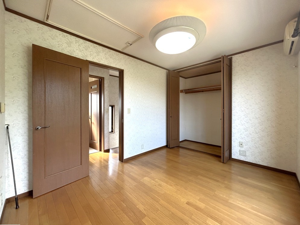 *. 2階洋室 .*　※リフォーム前写真   納付きなので、お部屋が散らかりにくく広々と過ごすことができます＾＾