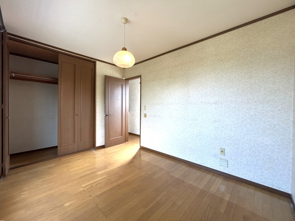 *. 2階洋室 .*　※リフォーム前写真