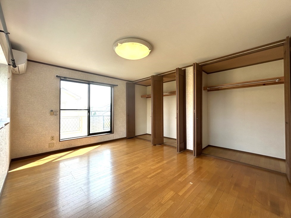 *. 2階洋室 .*　※リフォーム前写真   明るい洋室はお子様のお部屋にピッタリです♪