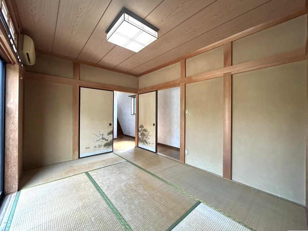 *. 1階和室 .*　※リフォーム前写真  和室があると、まるで旅館に泊まりに来たような空間ができて心が安らぎます。