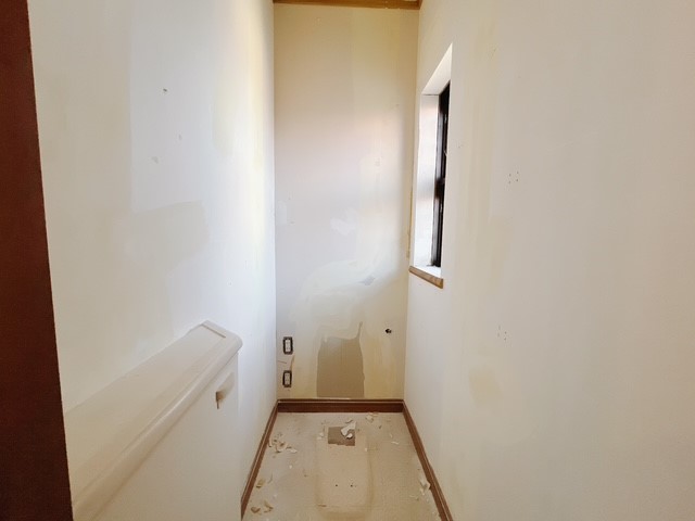 【トイレ】新しい便器を設置し、床と壁紙を貼り替えます♪  ※リフォーム中写真  