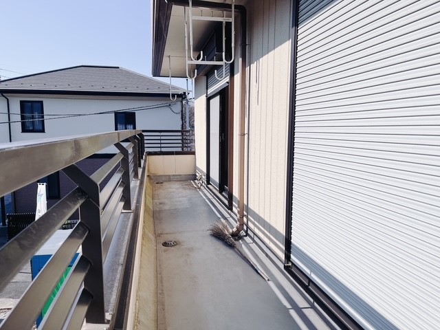 【バルコニー】広々しているので、お布団がたくさん干せます♪  ※リフォーム中写真