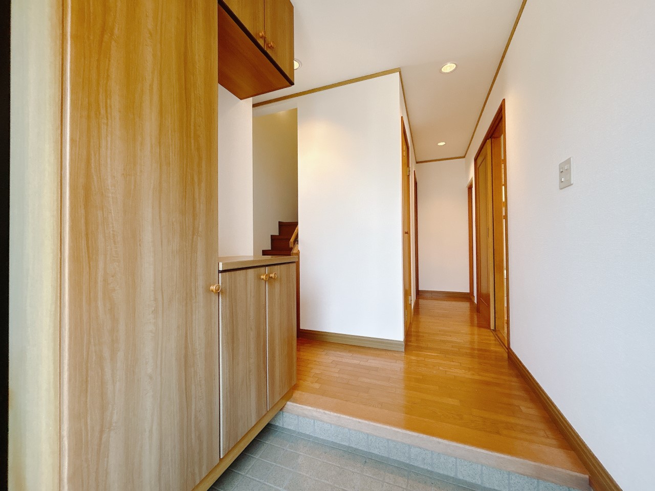 【玄関】大きな下駄箱はありがたいですね。壁紙を張り替えて、気持ちの良い玄関ホールになりました♪