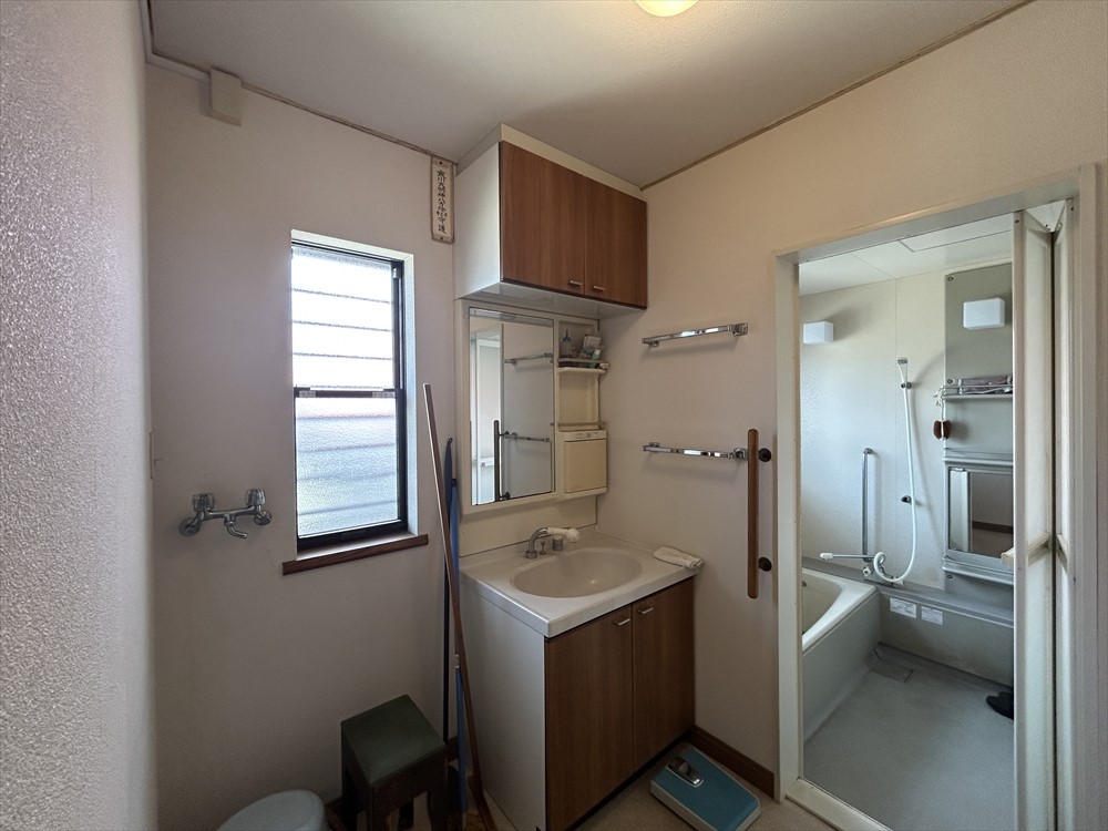 【脱衣所】窓があるので、換気ができます♪  ※リフォーム前写真