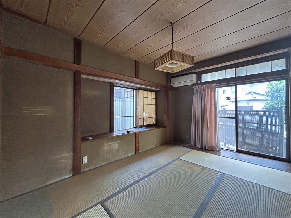 *. 2階和室 .*　和室の押入れには、予備の布団や枕、座布団などをすっきり収納することができます。
