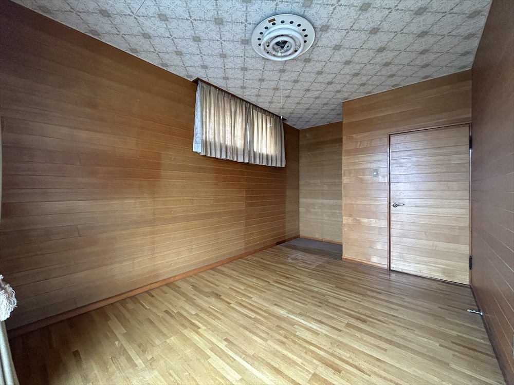*. 2階洋室 .*　収納付きなので、お部屋が散らかりにくく広々と過ごすことができます＾＾