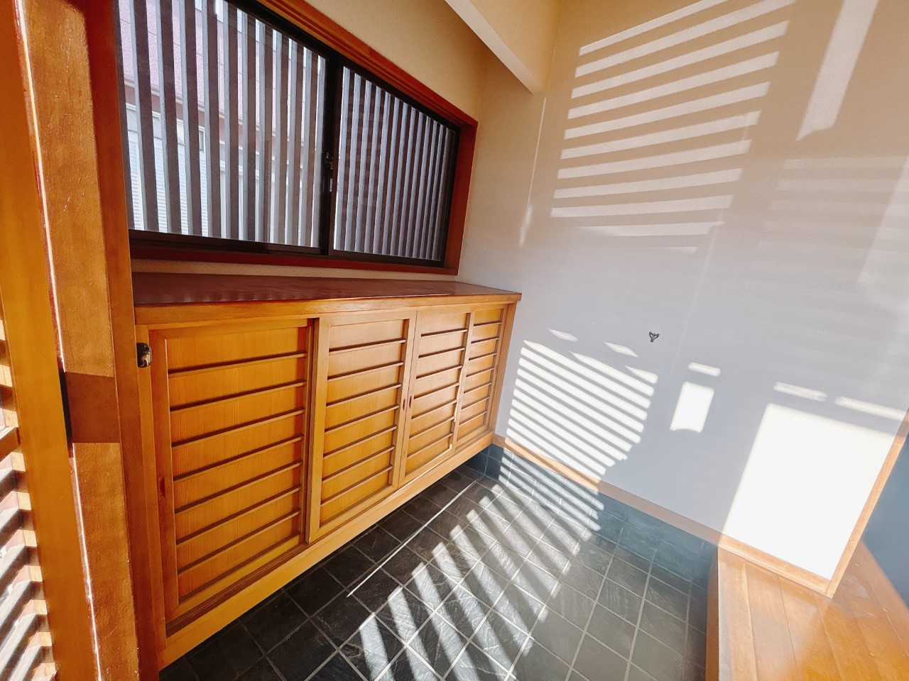 *. 玄関 .*　※リフォーム前写真