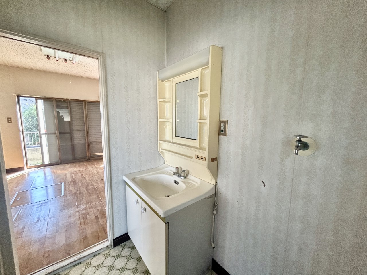 新しい化粧台を設置し、床と壁紙を張り替えます♪  ※リフォーム前写真