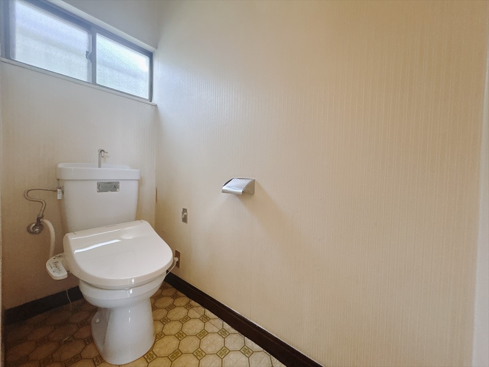 新しい便器を設置し、床と壁紙を張り替えます♪  ※リフォーム前写真  