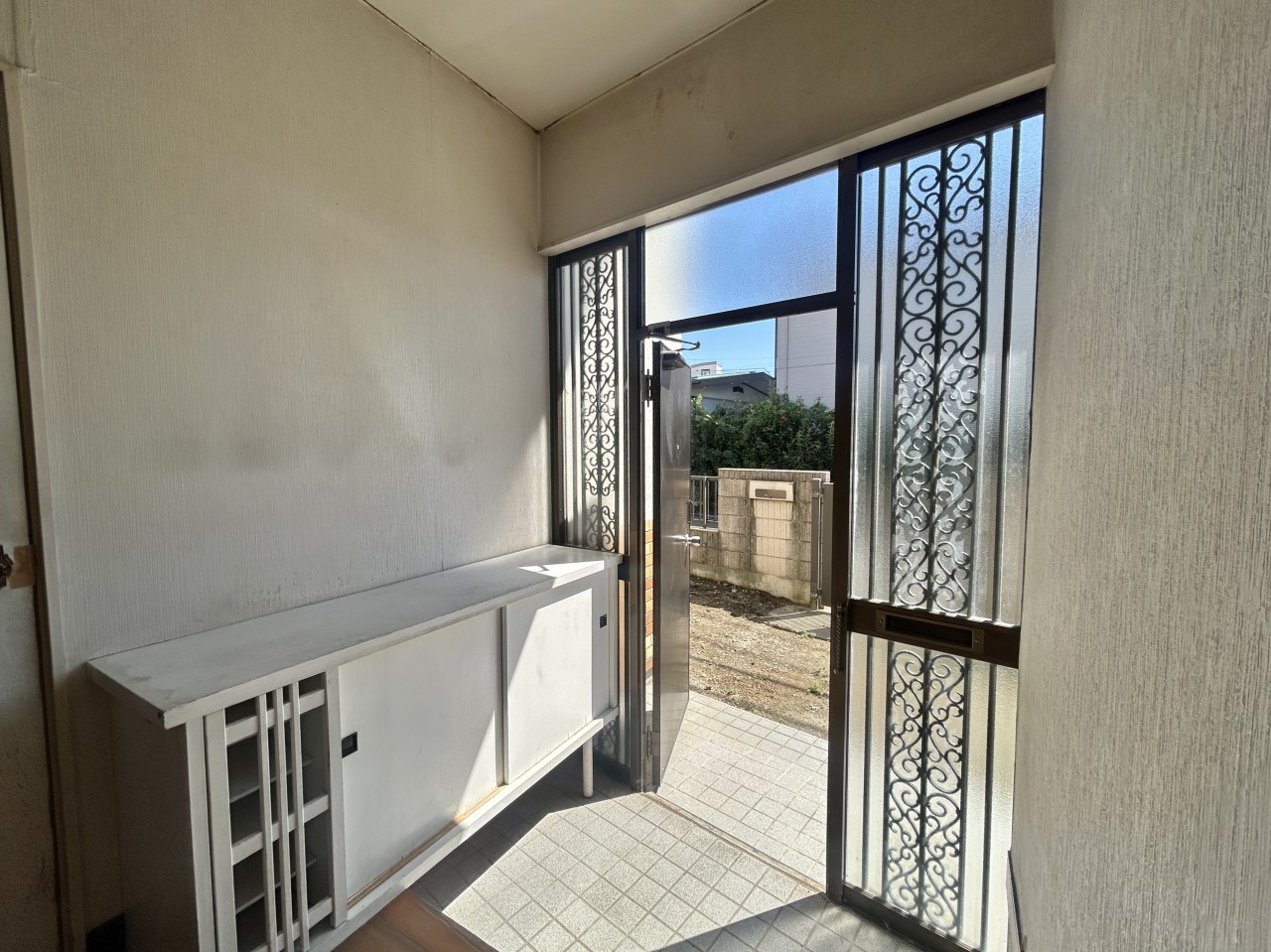 玄関ドアを新しくします♪  ※リフォーム前写真