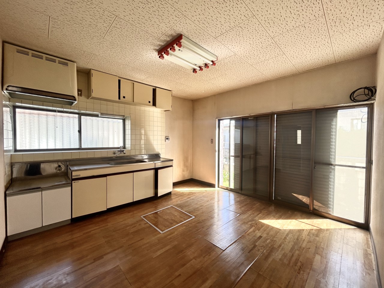 *. ダイニングキッチン .*  窓が大きいため、明るく開放感があります♪