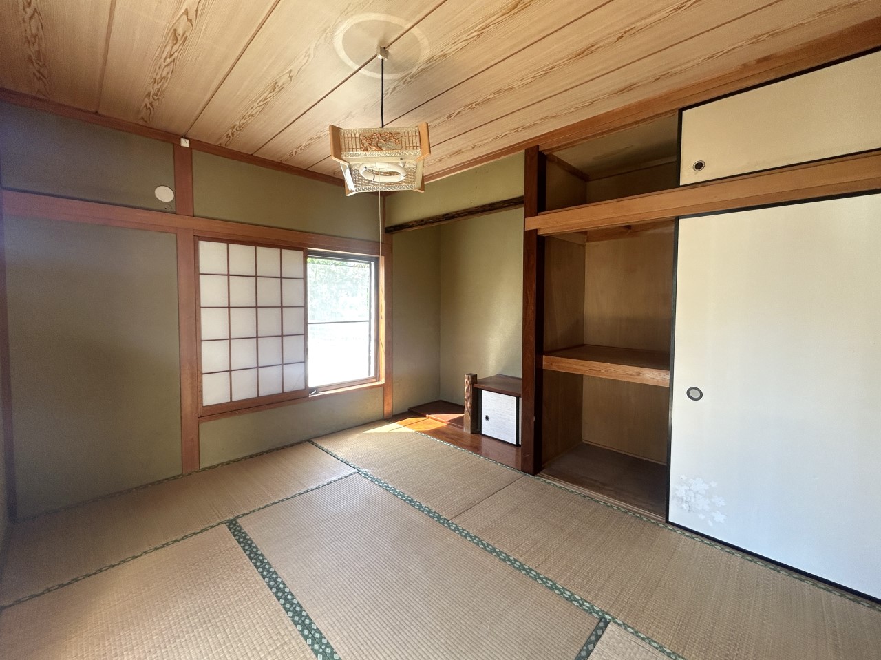 *. 1階和室 .*    押入れには予備の布団や枕、座布団などをすっきり収納することができます。※リフォーム前写真