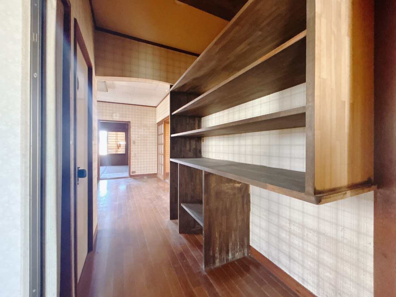 【収納】造作棚がございます。ストック類や衣類等を収納できます♪