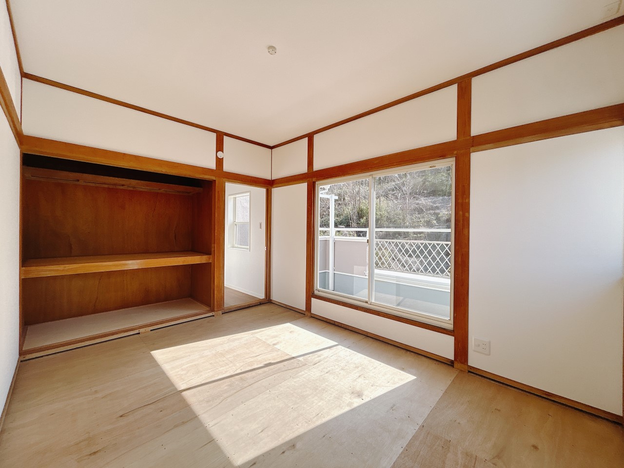 【和室】表替を行った畳を入れます♪  ※リフォーム中写真