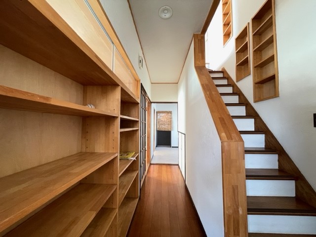 *. 廊下 .*　備え付けの大きな棚がございます♪