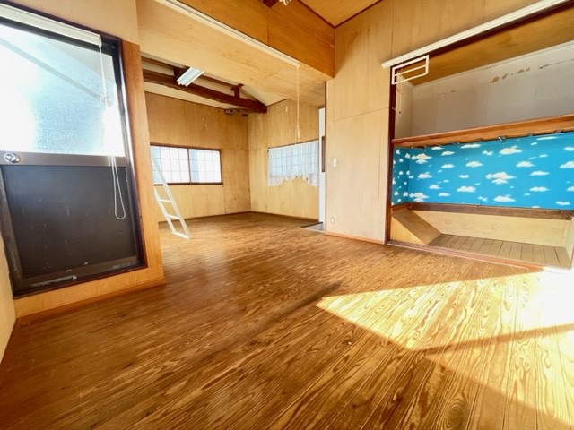 *. 洋室 .*　13.5帖、バルコニーに出入りできるお部屋です♪