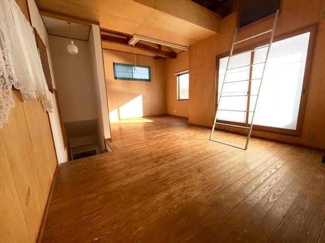 *. 洋室 .*　13.5帖、小屋裏収納があるお部屋です♪
