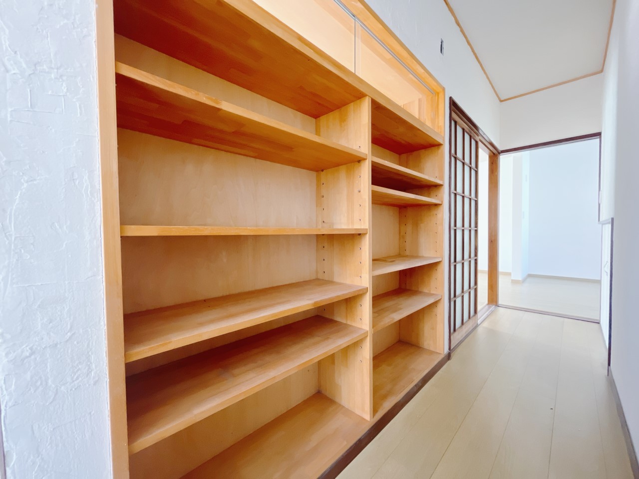 【廊下収納】1階の廊下には、埋め込み収納がございます。思い出の品を飾るのも素敵ですね♪   ※リフォーム中写真