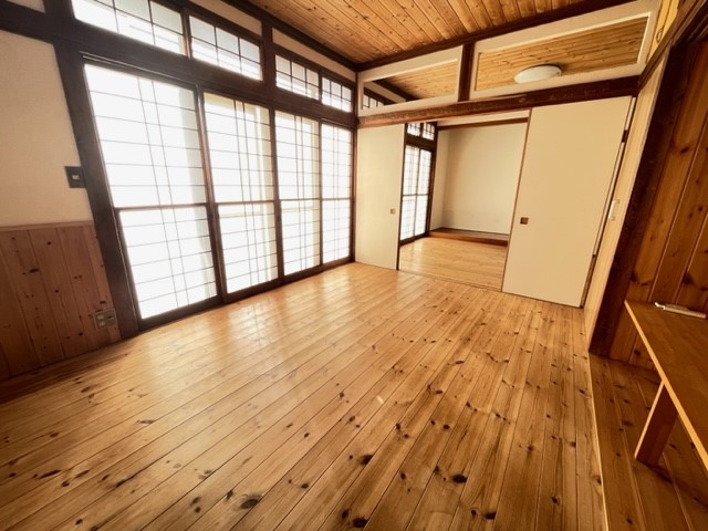 *. 洋室 .*　大きな窓から光が入る、明るいお部屋です♪    