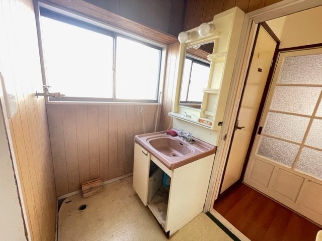 *. 洗面脱衣所 .*