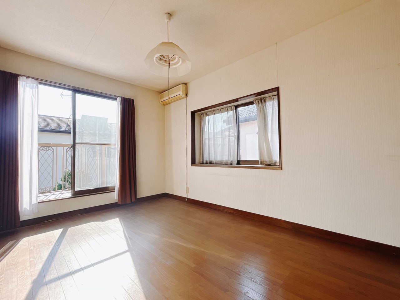 【洋室】2階の2つのお部屋からバルコニーに出入りできます。