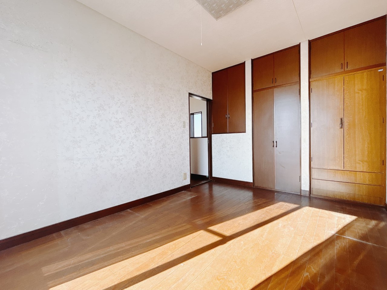 【洋室】2階の居室すべてに収納がございます。