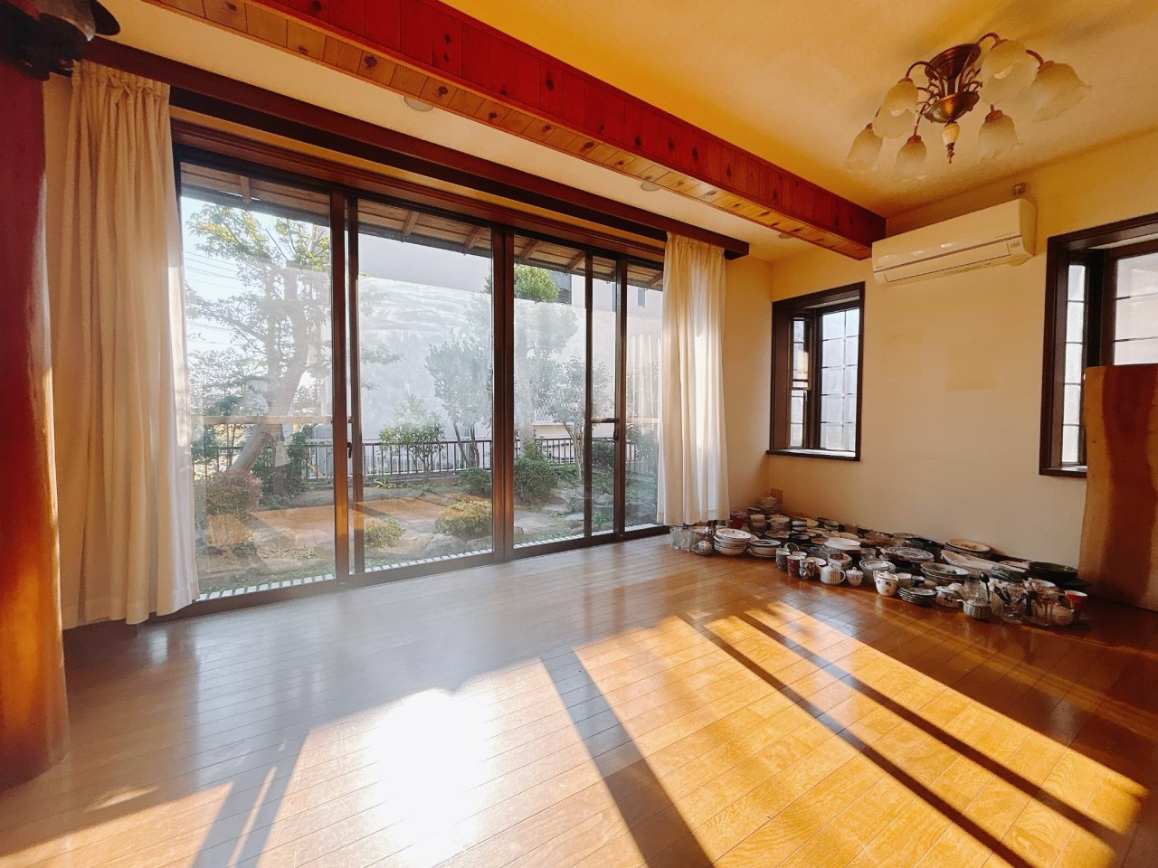 【リビング】大きな窓のある開放感なリビングです。  