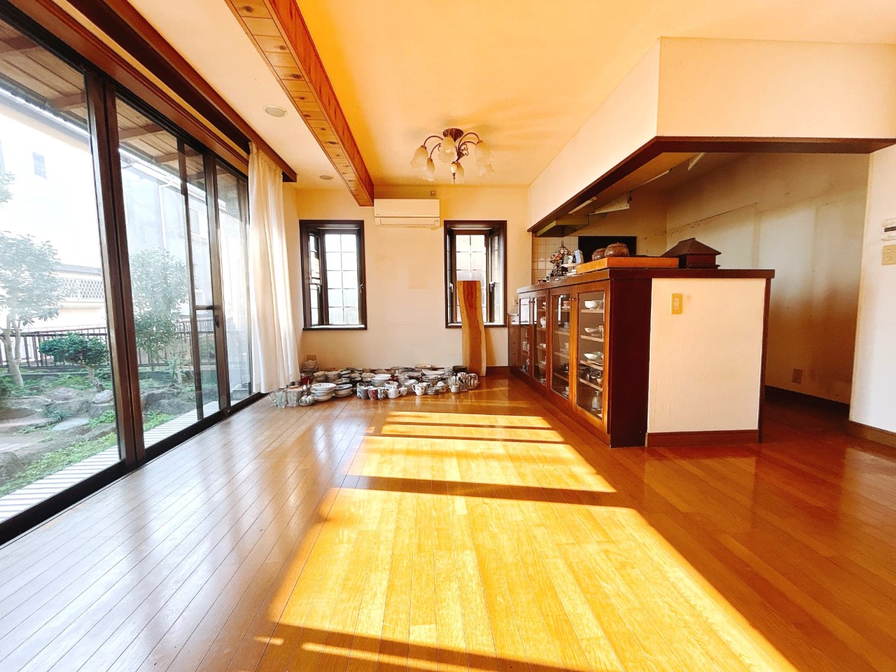 【リビング】対面キッチンなので、料理しながらご家族との会話も弾みます♪  