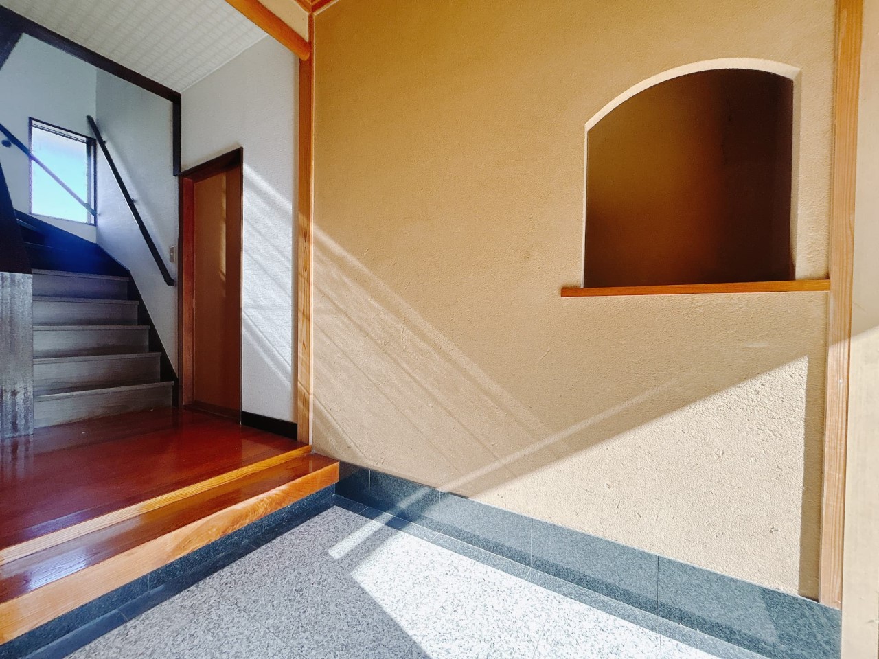 【玄関】ニッチには写真立てや花瓶などが飾れます♪