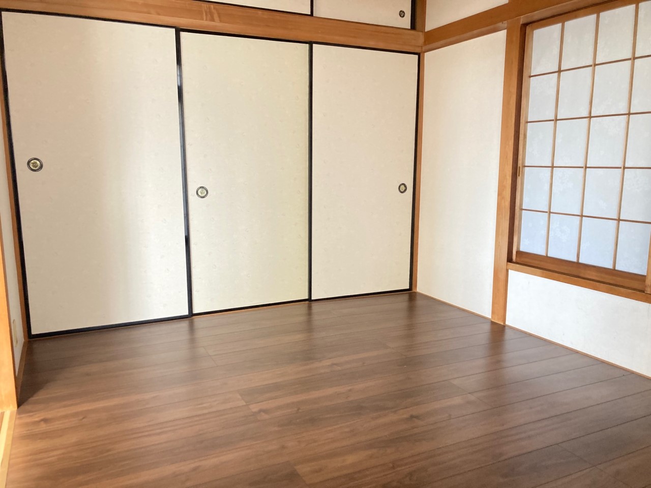 【洋室】押入にはお布団や季節物が収納できます♪