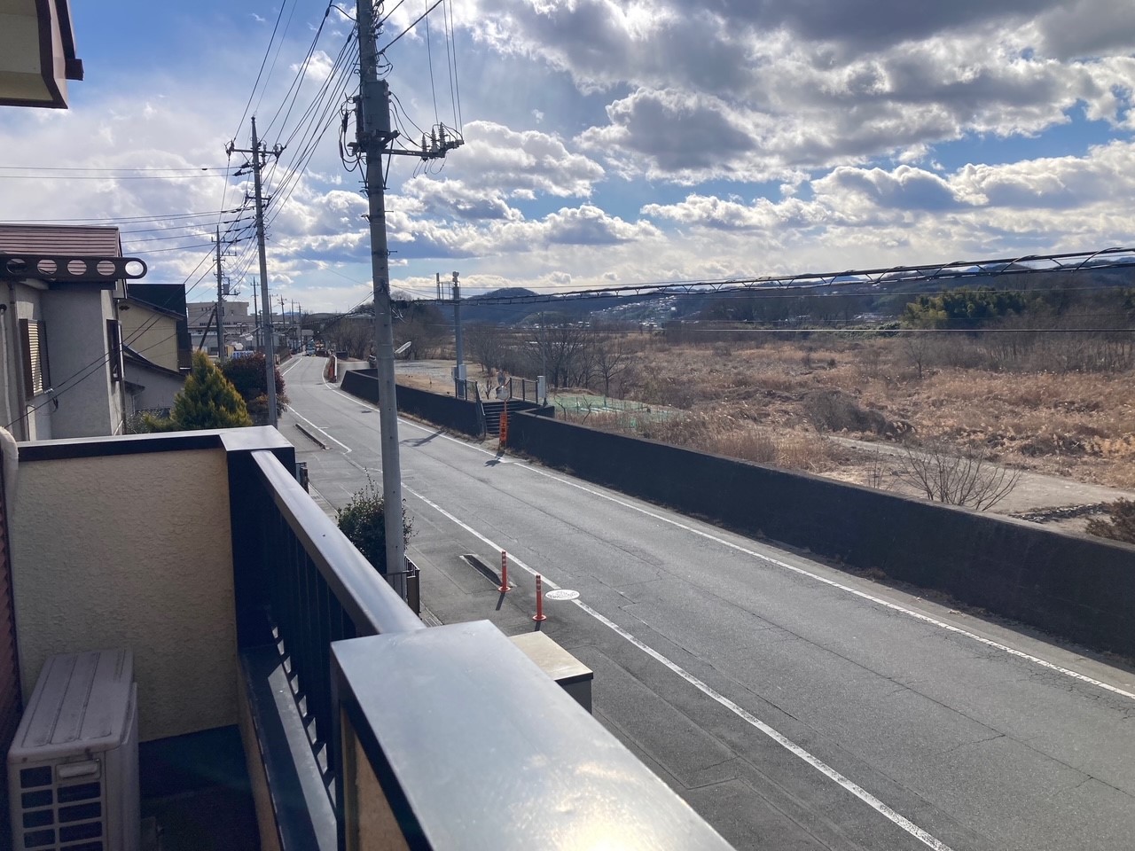 【バルコニー】日当たりの良いバルコニーでお布団が干せます。眺めも良いです♪