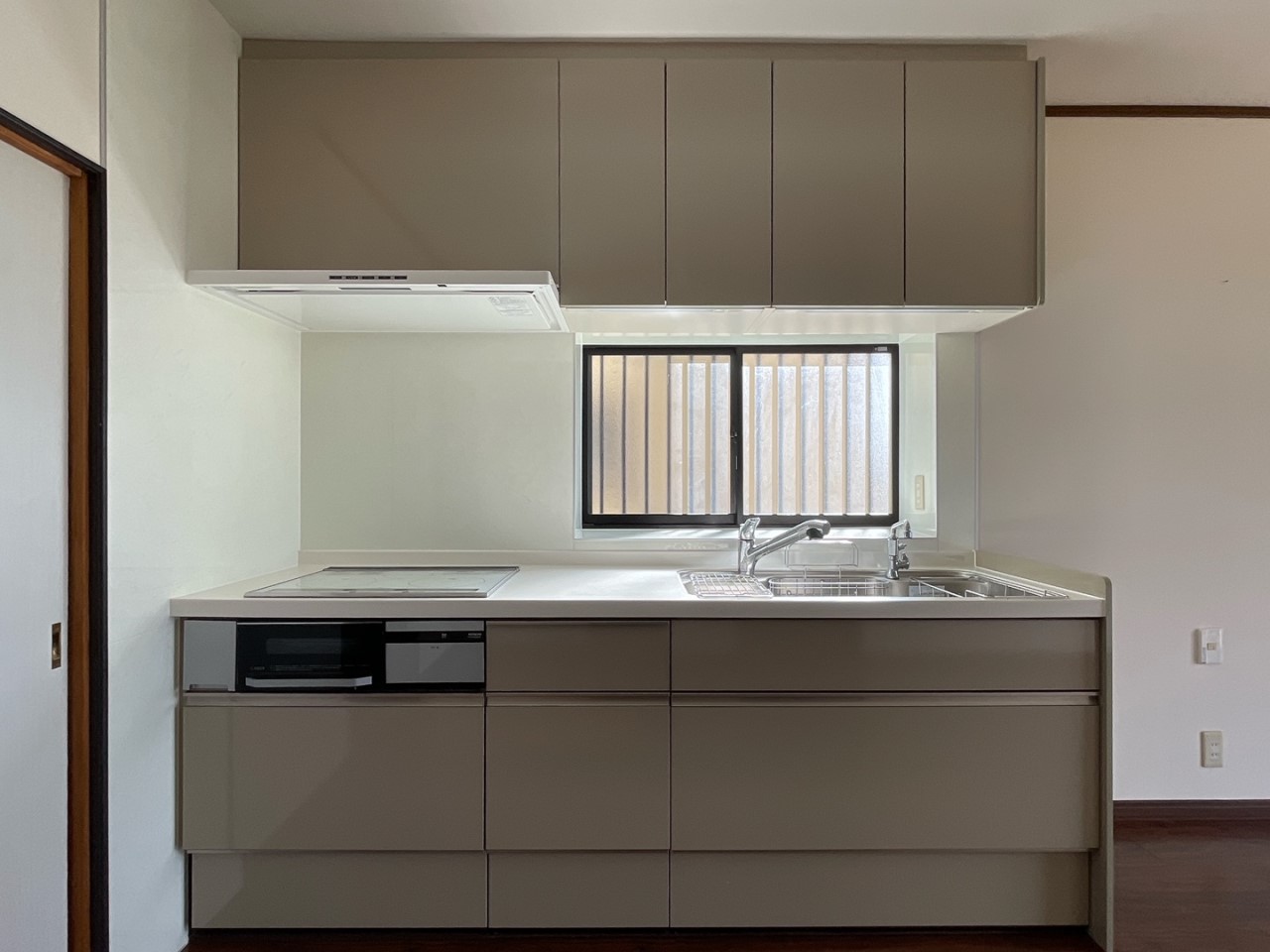 【キッチン】綺麗なキッチンです。吊り棚付きでお片付けもラクラク♪