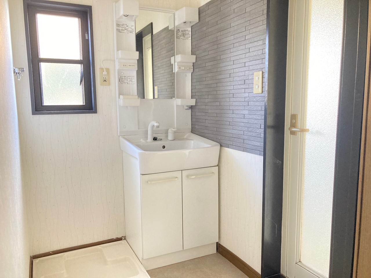 【脱衣所】湿気調整をするエコカラットが貼ってあります♪