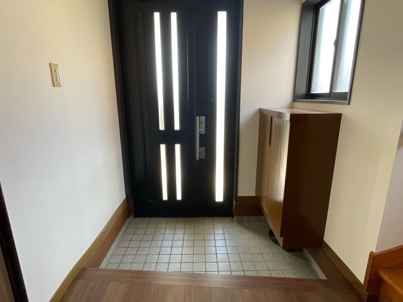 【玄関】自然光が入る明るい玄関♪ 