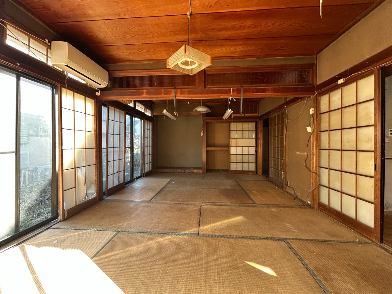 【和室】窓から暖かい光が入ってきます。  