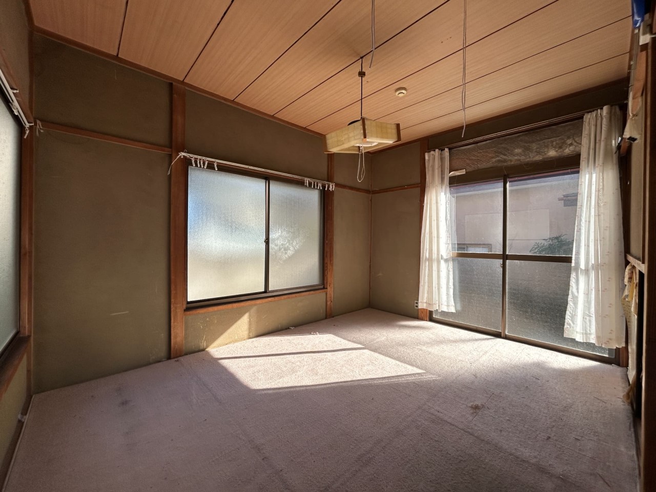 【洋室】大きな窓があるので、風通し良好です◎