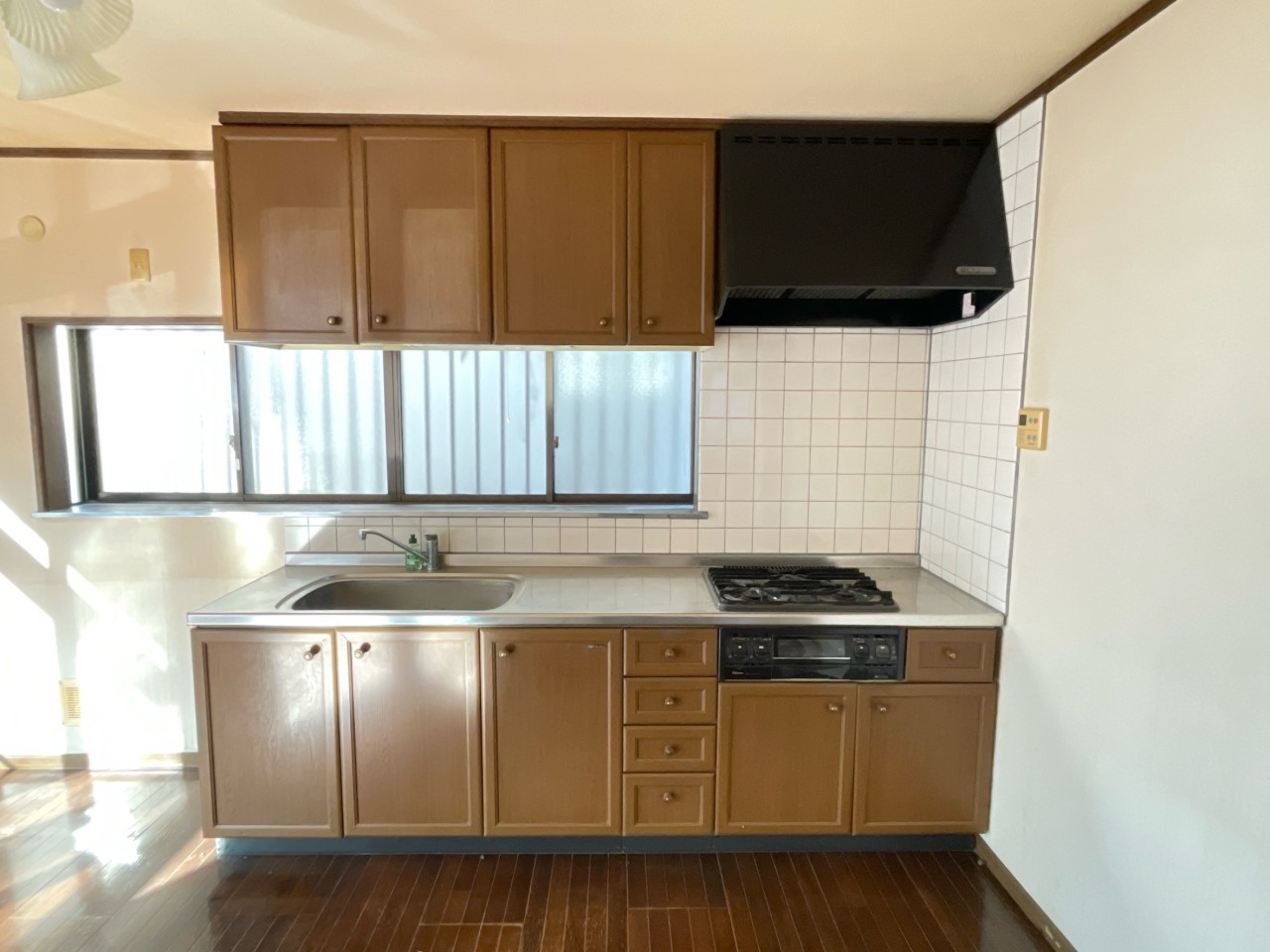 【キッチン】吊り棚付きでお片付けもラクラクです♪