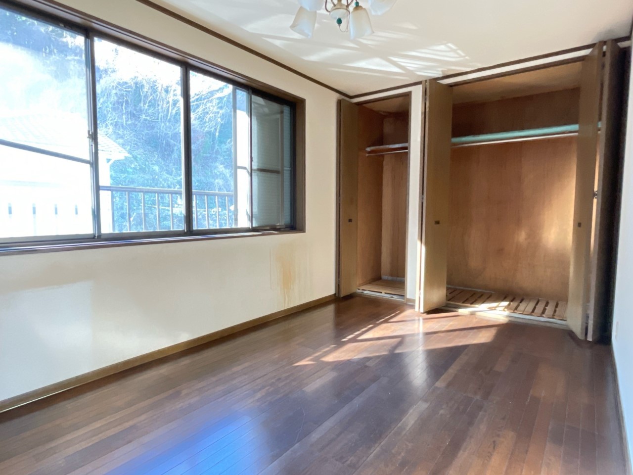 【洋室】お洋服の収納にありがたいクローゼットもございます♪