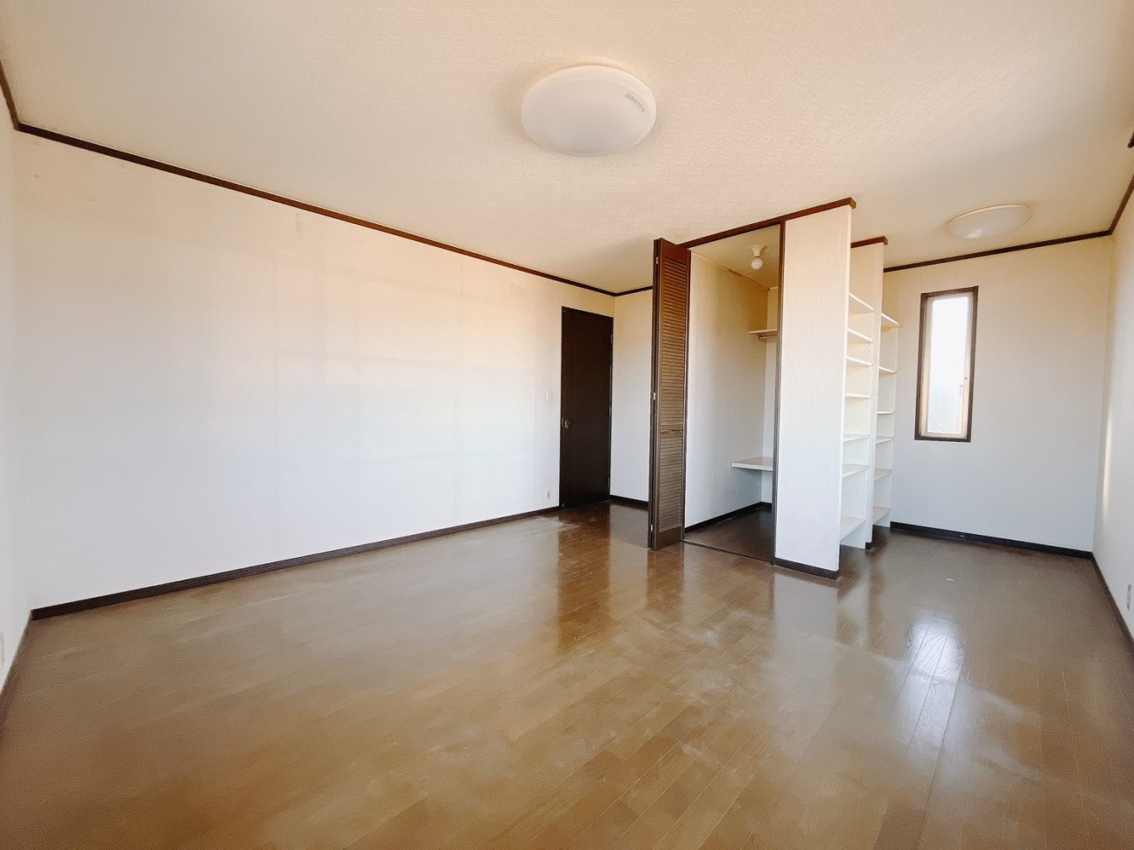 【洋室】広々としているので、ダブルベットを置いても余裕があります♪