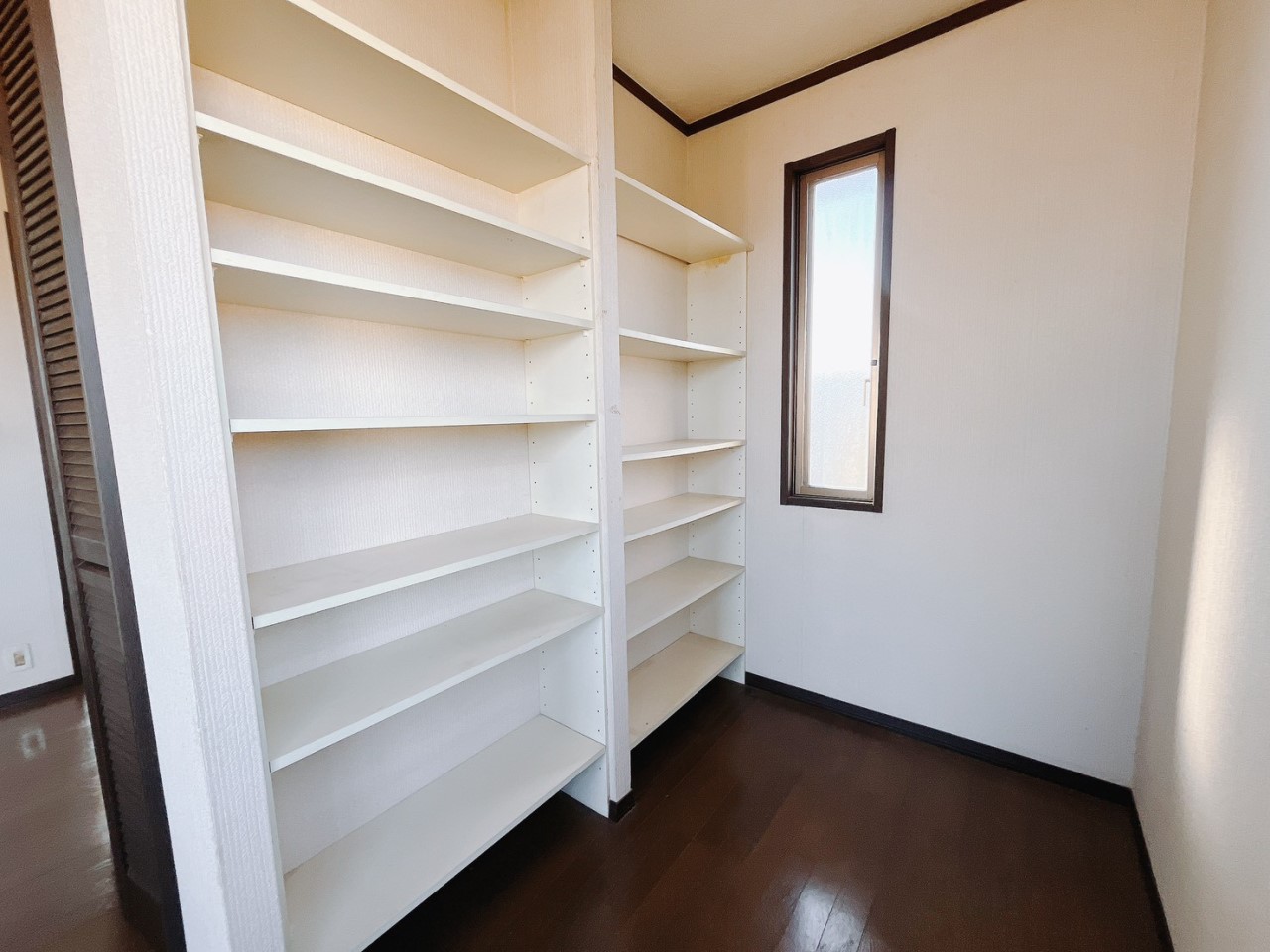 【洋室】書斎スペースとしても利用できます♪