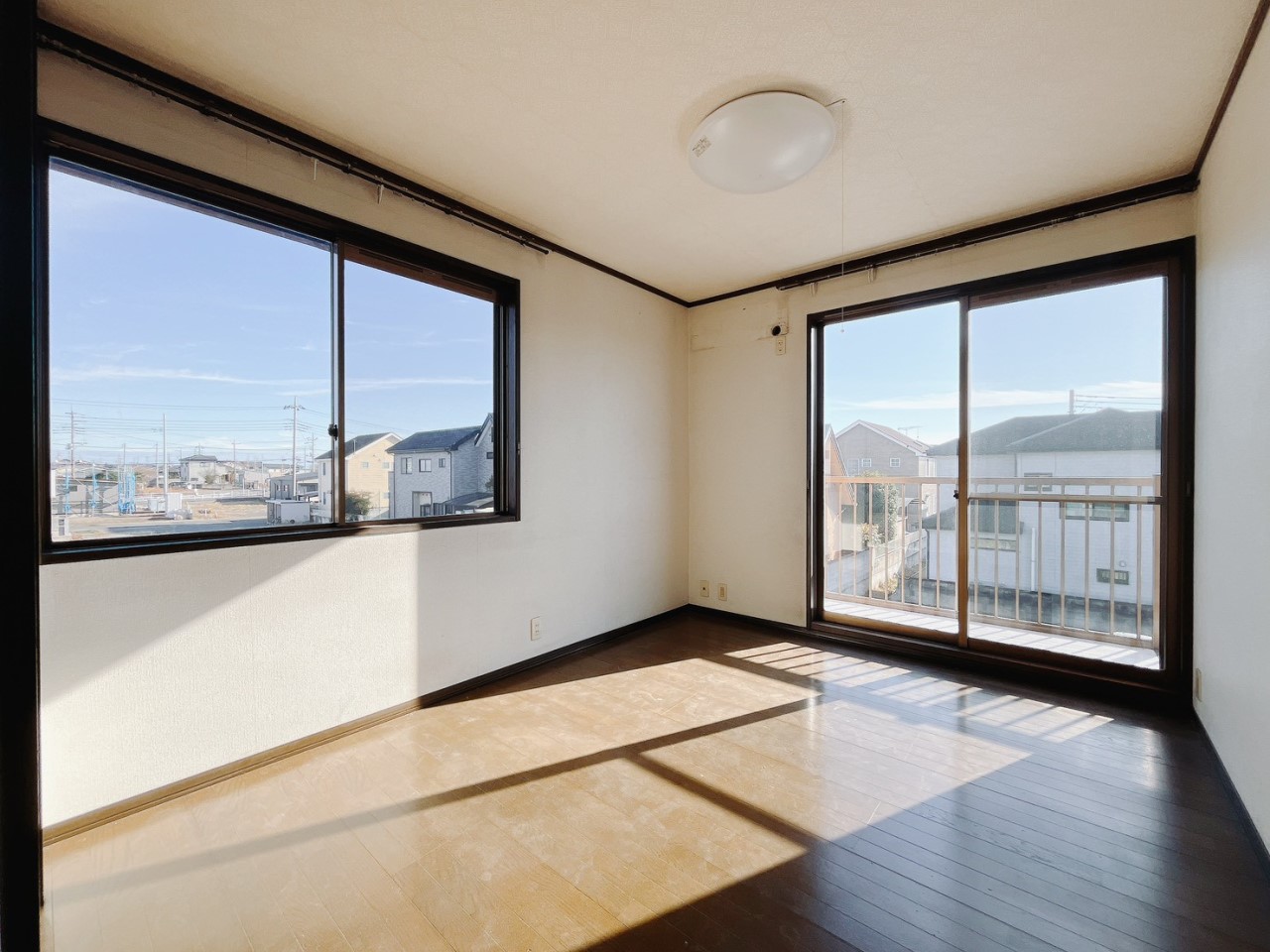 【洋室】大きな窓があるので、日当たり・風通し良好です◎