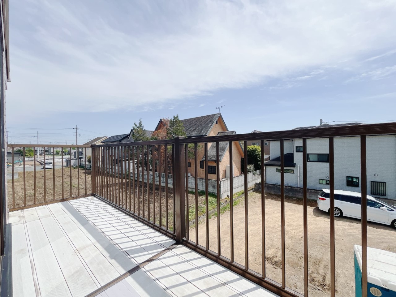 【バルコニー】日当たりの良いバルコニーで、お布団がたくさん干せます♪