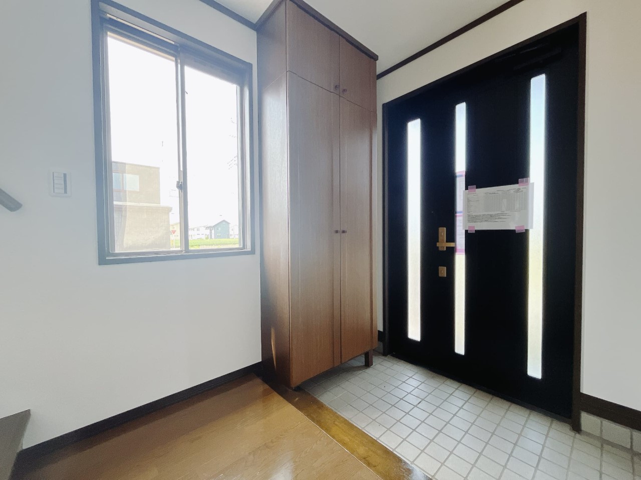 【玄関】自然光が入る明るい玄関♪ 