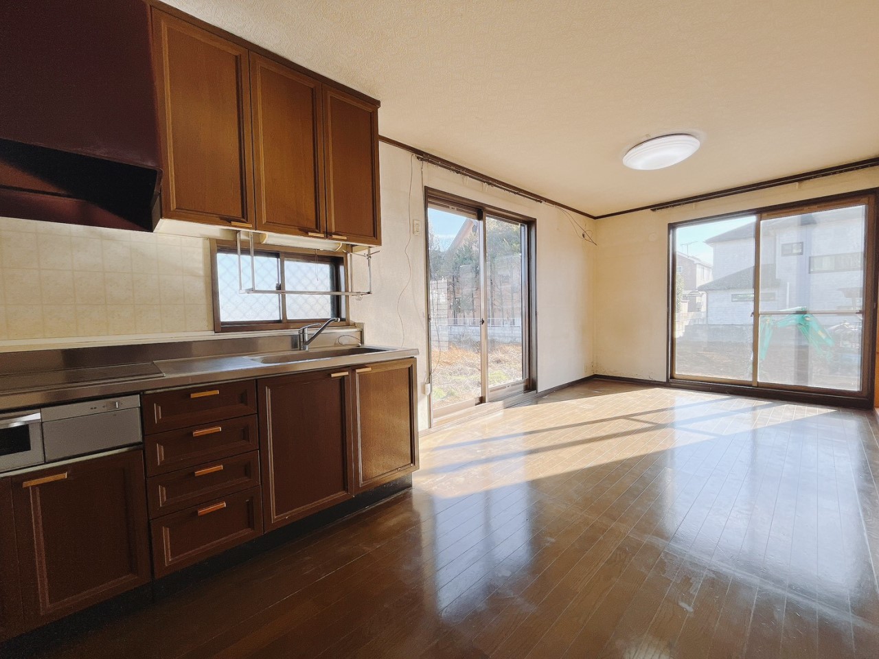 【キッチン】お料理中もお庭で遊ぶ家族が眺められます♪